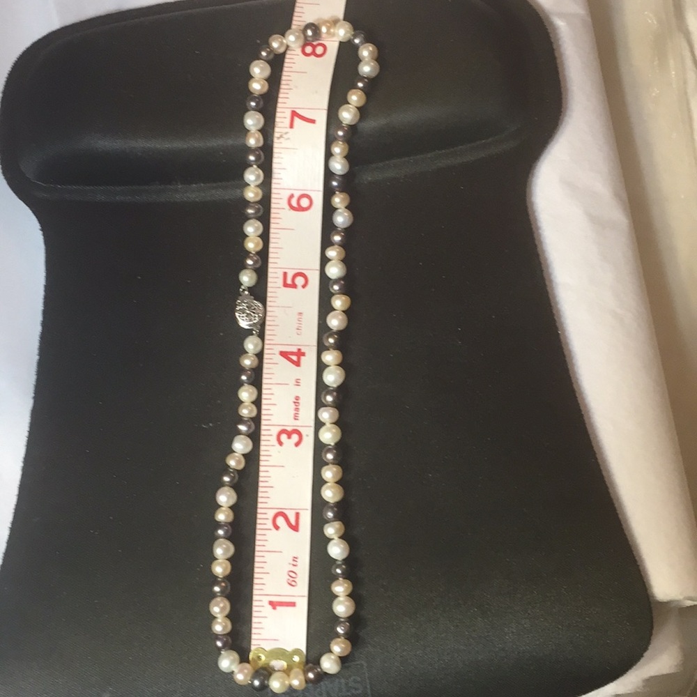 White and iridescent Pratt necklace